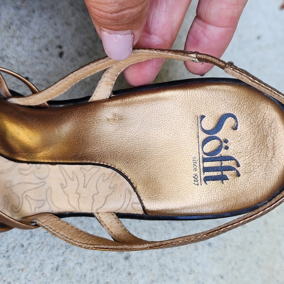 Sofft Metallic Gold summer heels - Picture 2 of 3